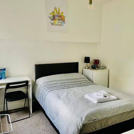 305 High Town Road Hostel Luton  Bagian luar foto